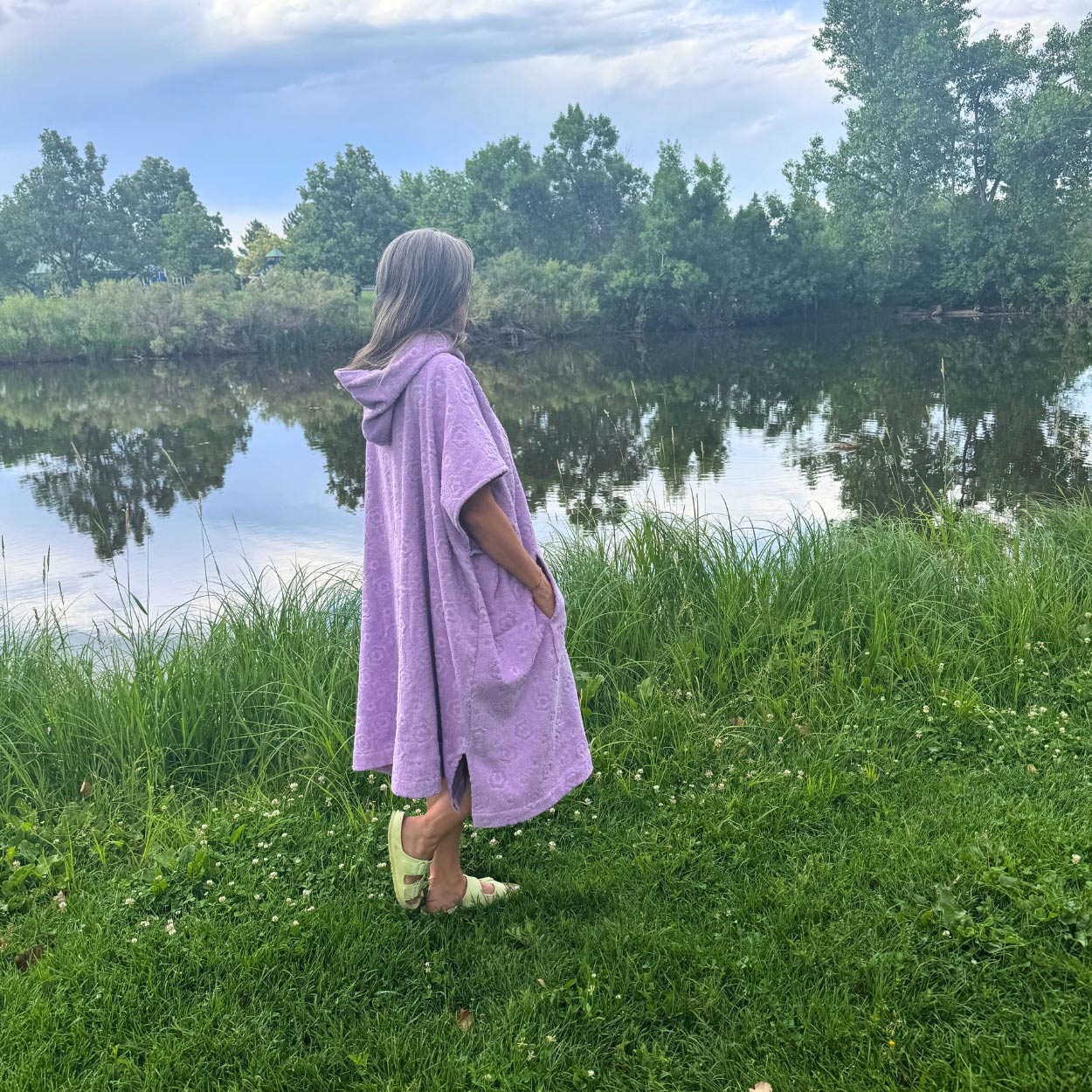 Shoreline Hooded Poncho Daisy Purple